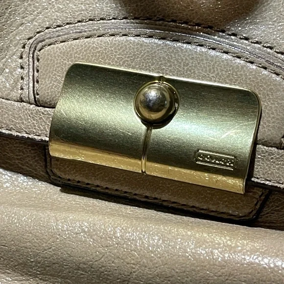 ✨ The Coach Kristin Tote: Effortless Style & Spacious Function - Picture 9 of 14